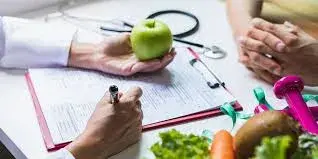 consultation nutritionniste avec fruits et legumes, solutions naturelles pour la sante